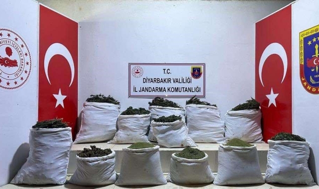 Diyarbakır'da 312 kilo esrar ve bin 706 kök kenevir ele geçirildi