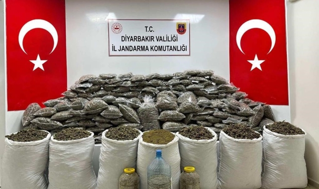 Diyarbakır&#039;da EYP ve teröristlere ait yaşam malzemeleri ele geçirildi