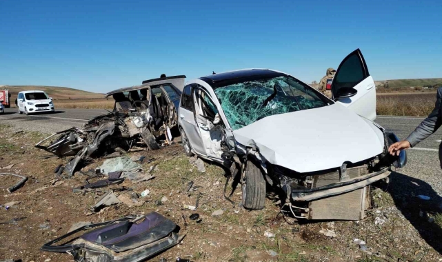Diyarbakır'da iki otomobil kafa kafaya çarpıştı: 2 ölü, 1 yaralı