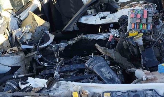 Diyarbakır'da lastiği patlayan hafif ticari takla attı: 2 yaralı