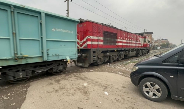 Diyarbakır&#039;da tren kazası: Hafif ticari araç sürücüsü ölümden döndü