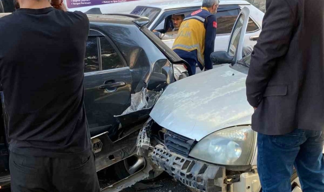 Diyarbakır'da zincirleme kazada 2 kişi yaralandı