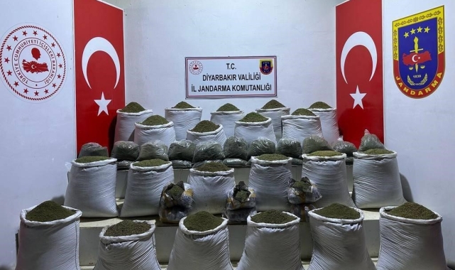 Diyarbakır'ın 3 ilçesinde 1 ton 23 kilo esrar ele geçirildi