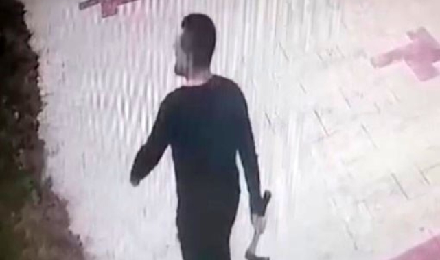 Doktor evden çıkmayan kiracısına baltayla saldırdı
