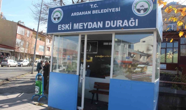 Dolmuş durakları tahrip edildi
