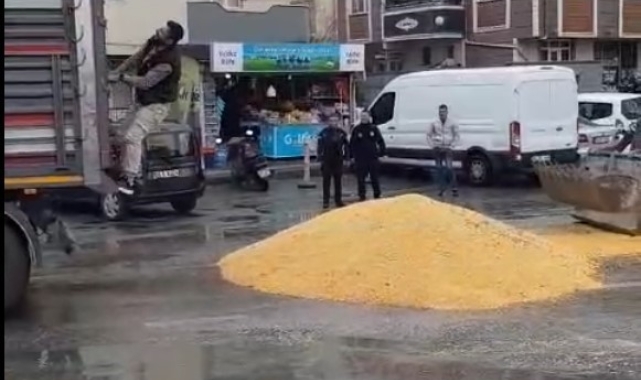 Dorse kapağı açılan tır, caddeyi buğday ile kapladı