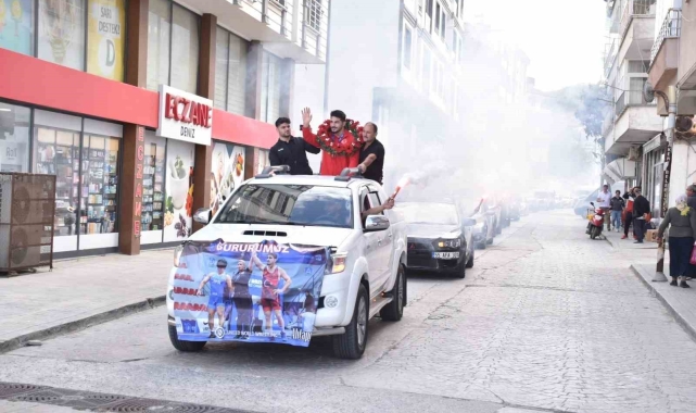 Dünya 2.'si Mustafa Olgun'a coşkulu karşılama