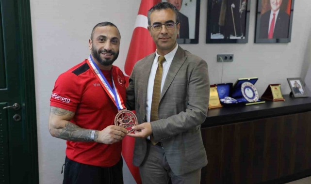 Dünya üçüncüsü engelli sporcu memleketinde coşkuyla karşılandı