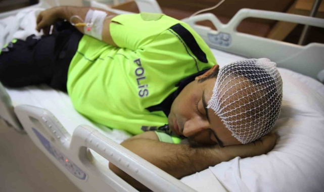 'Dur' ihtarına uymayan lüks araç trafik polisine çarpıp kaçtı