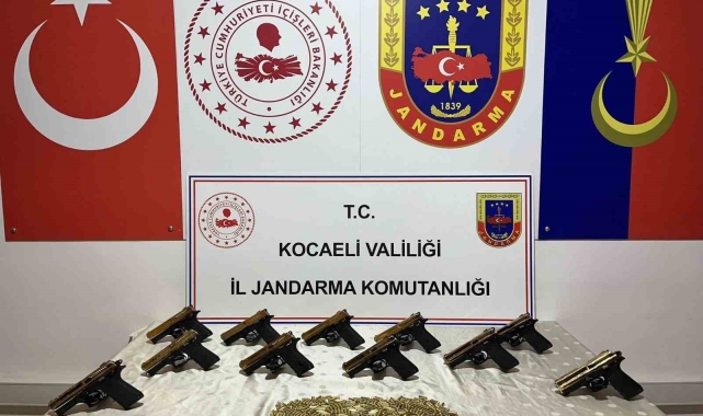 Durdurulan araçtan 11 tabanca çıktı