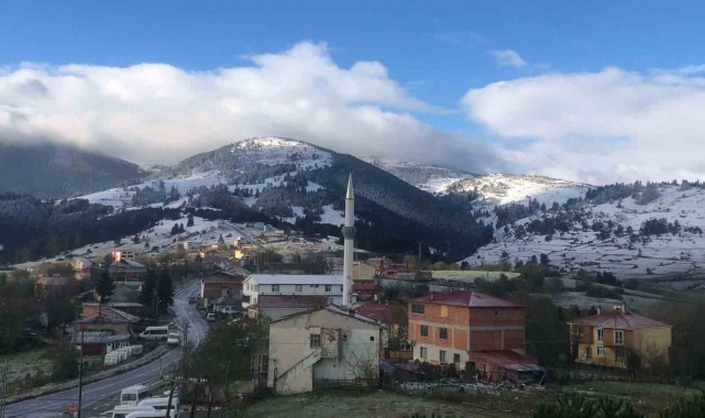 Dürtmen Dağı'na mevsimin ilk karı düştü