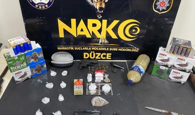 Düzce'de depoya yapılan baskında uyuşturucu ve silah ele geçirildi
