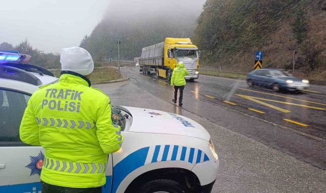 Düzce'de trafik ekiplerinin kar mesaisi başladı