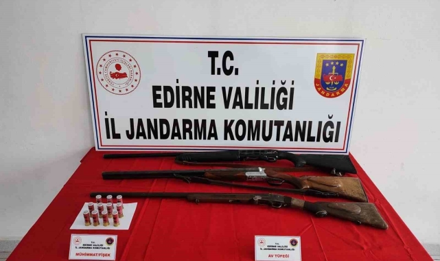 Edirne'de bir evde yapılan aramada ruhsatsız av tüfekleri ele geçirildi