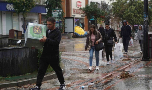 Edirne'de fırtına ve sağanak hayatı olumsuz etkiledi