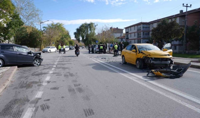 Edirne'de iki otomobil çarpıştığı kazada metrelerce fren izi: 2 yaralı