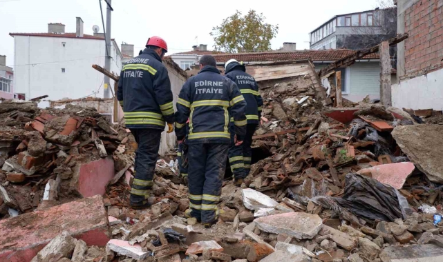 Edirne'de metruk bina çöktü: 2 kişi enkaz altında kaldı