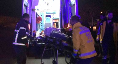 Edirne'de otomobil aydınlatma direğine çarptı: 2 yaralı