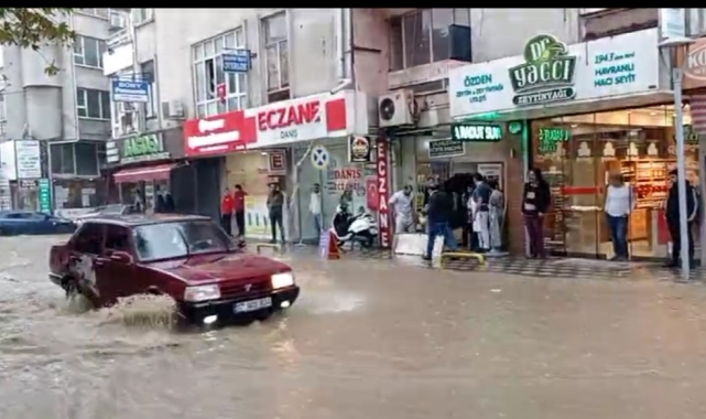 Edremit'te 5 dakika sağanak yağış hayatı felç etti...Yollar göle döndü