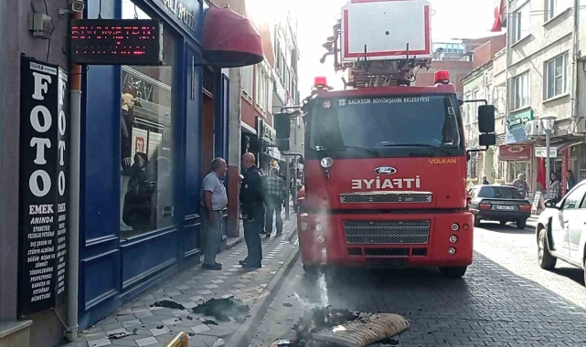 Edremit'te çıkan yangında bayılan adamı esnaf kurtardı