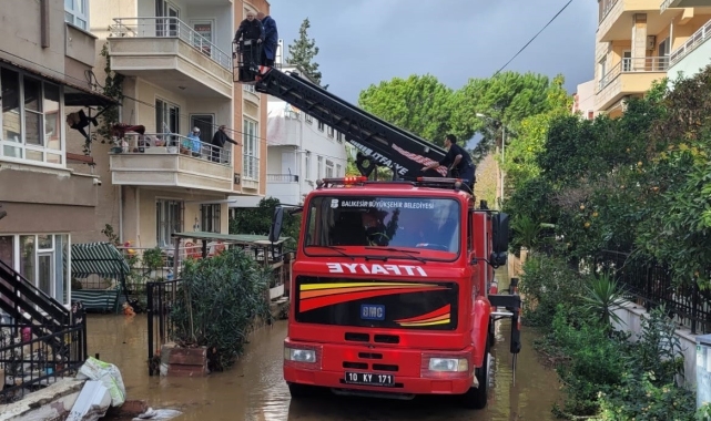 Edremit'te selde mahsur kalanların yardımına itfaiye merdiven ile yetişti