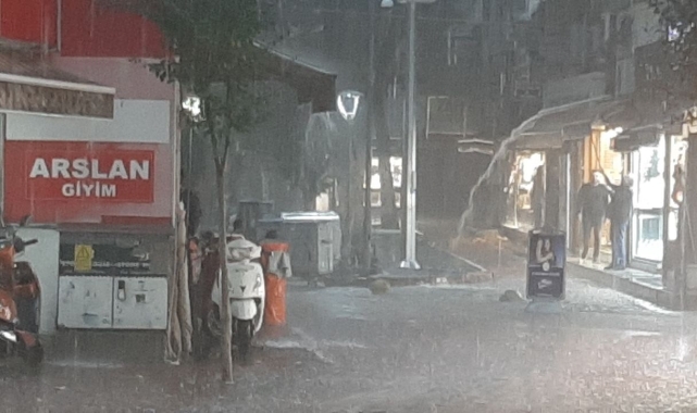 Edremit'te yağış sebebiyle gün adeta geceye döndü.