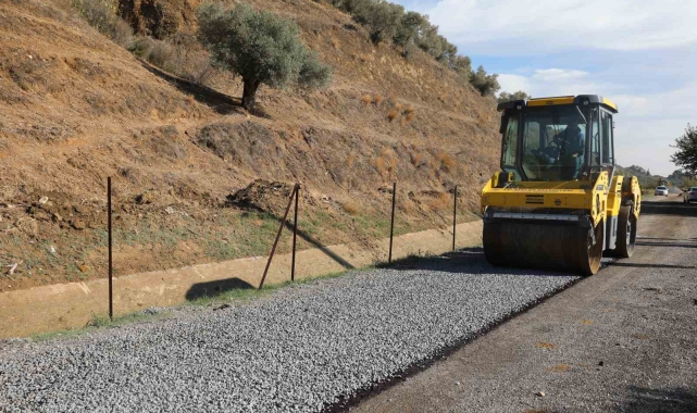 Efeler'in ekipleri yolları yeniliyor