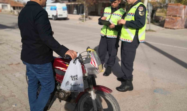 Ehliyetsiz, plakasız ve kasksız yakalandı, "Görmeyiverin ne olacak" dedi