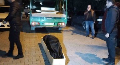 El frenini çekmeyi unuttuğu aracının altında kalarak can verdi