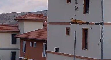 Elazığ'da fırtına çatıları uçurdu