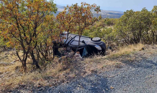 Elazığ'da hafif ticari araç şarampole yuvarlandı: 3 yaralı