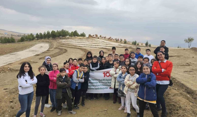 Elazığ'da öğrenciler, Cumhuriyet'in 100. yılında 100 fidan dikti
