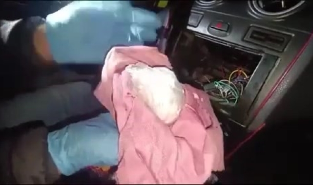 Elazığ'da oto teyp arkasına gizlenmiş uyuşturucu madde ele geçirildi: 2 gözaltı