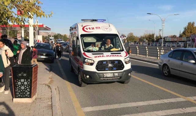 Elazığ'da otomobilin çarptığı genç kız ağır yaralandı
