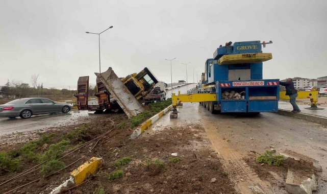 Elazığ'da taşıma aracının üstündeki dozer devrildi