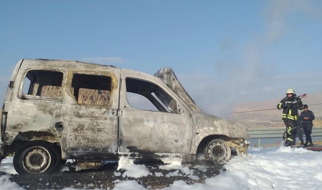 Elazığ'da yanan hafif ticari araç kullanılamaz hale geldi
