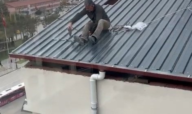 Elazığ'da yürekleri ağza getiren çatı yapımı