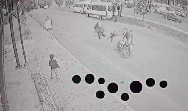 Elini bırakıp yola atlayan çocuğunu tutmaya çalışırken motosiklet altında kaldılar