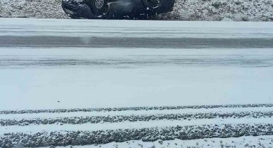 Elmadağ'da kar yağışı araçlara zor anlar yaşattı