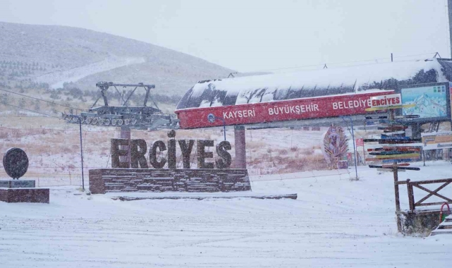 Erciyes'te kar yağışı etkili oluyor