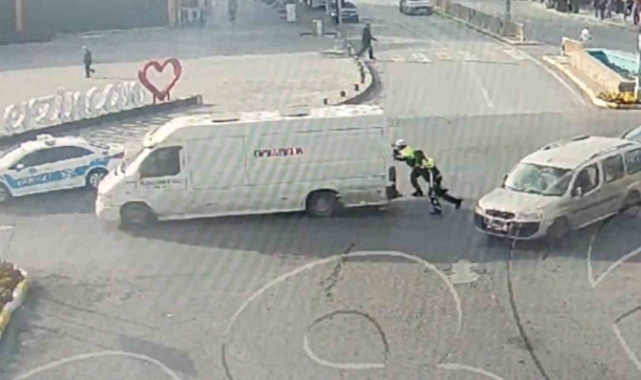 Erzincan'da trafik polisleri arızalanan aracı yolda bırakmadı