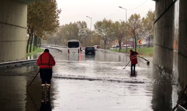 Esenler'de alt geçit göle döndü: Bir servis minibüsü ile otomobil suda mahsur kaldı