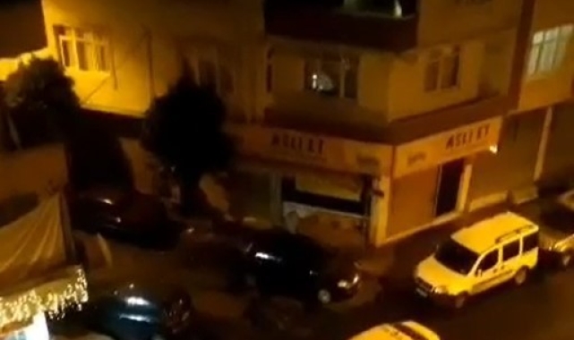 Esenler'de kendisini polis sanarak uygulama yapan alkollü şahıs, taksinin üzerine atladı: O anlar kamerada
