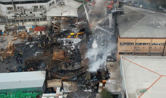 Esenyurt&#039;ta fabrika deposundaki yangın söndürüldü