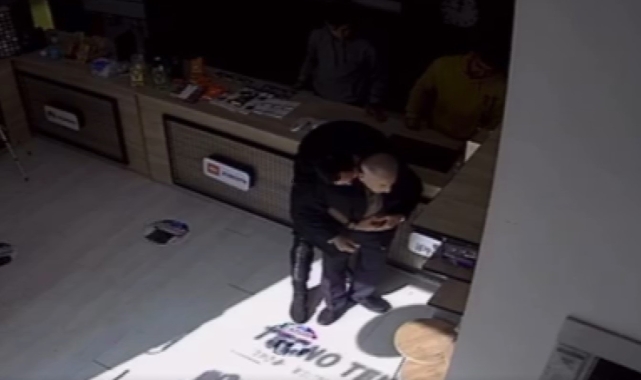 Esnafın &#039;heimlich manevrası&#039; yaşlı adamın hayatını kurtardı