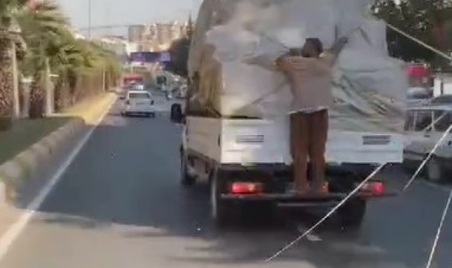Eşya yüklü kamyonetin arkasında tehlikeli yolculuk