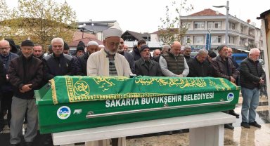 Evinin salonunda ölü bulunmuştu, kız kardeşinin yanına defnedildi