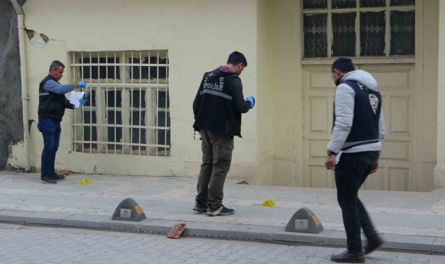 Evinin tadilatını yapan işçilere kurşun yağdırdı