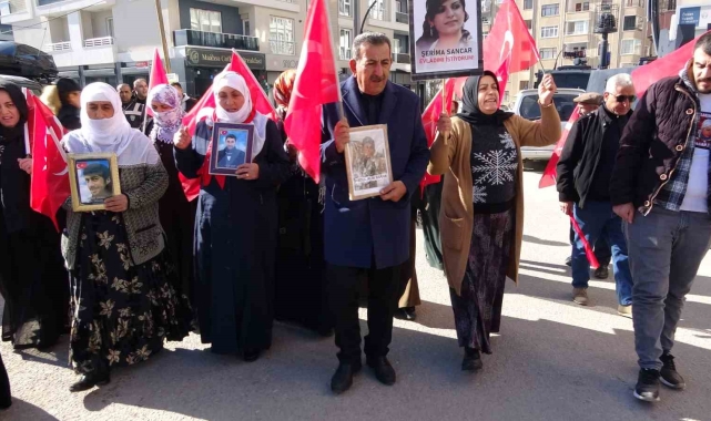Evlat nöbetindeki anne: "HDP ve PKK ile yüreklerimizle savaşıyoruz"