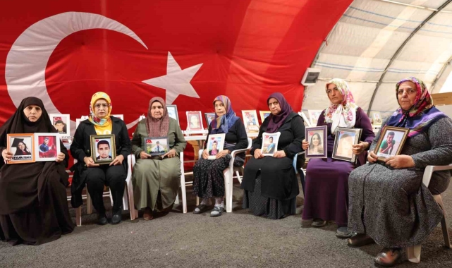 Evlat nöbetindeki annelerden çocuklarına &#039;teslim ol&#039; çağrısı
